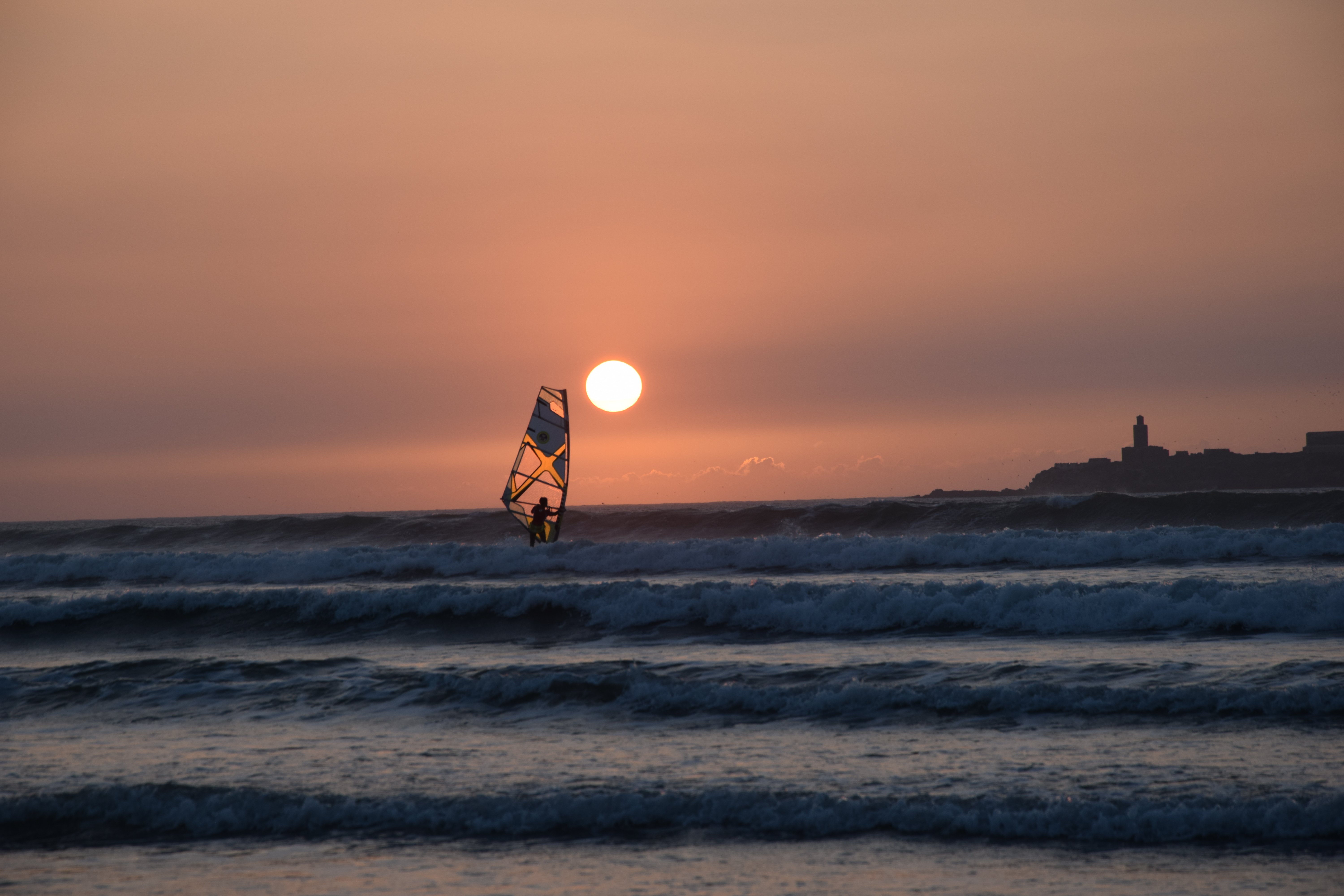 Kitesurfeur et wingfoileur dans la baie d'Essaouira avec Kawki Kite