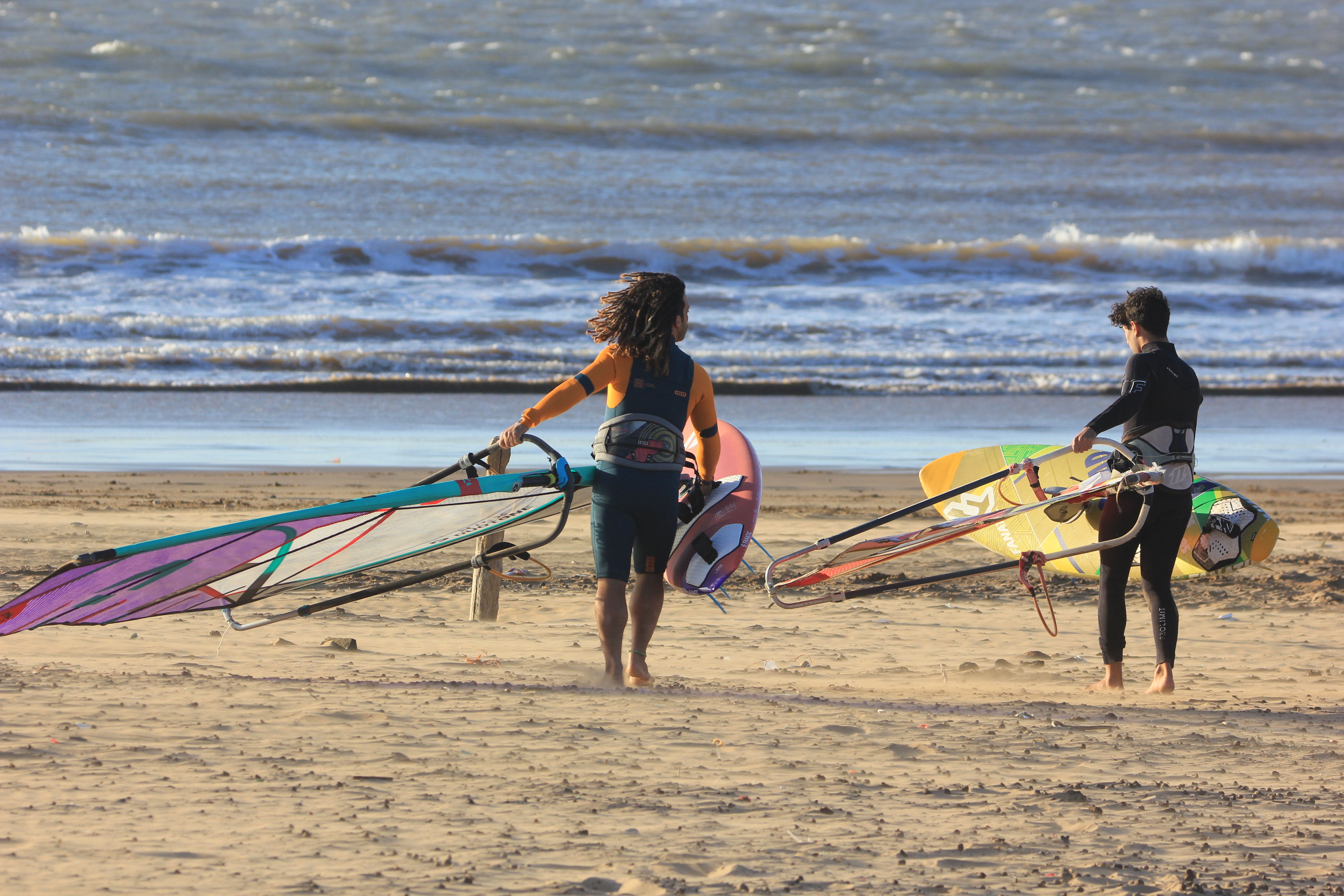 Moniteur Kawki Kite donnant un cours de kitesurf à Essaouira